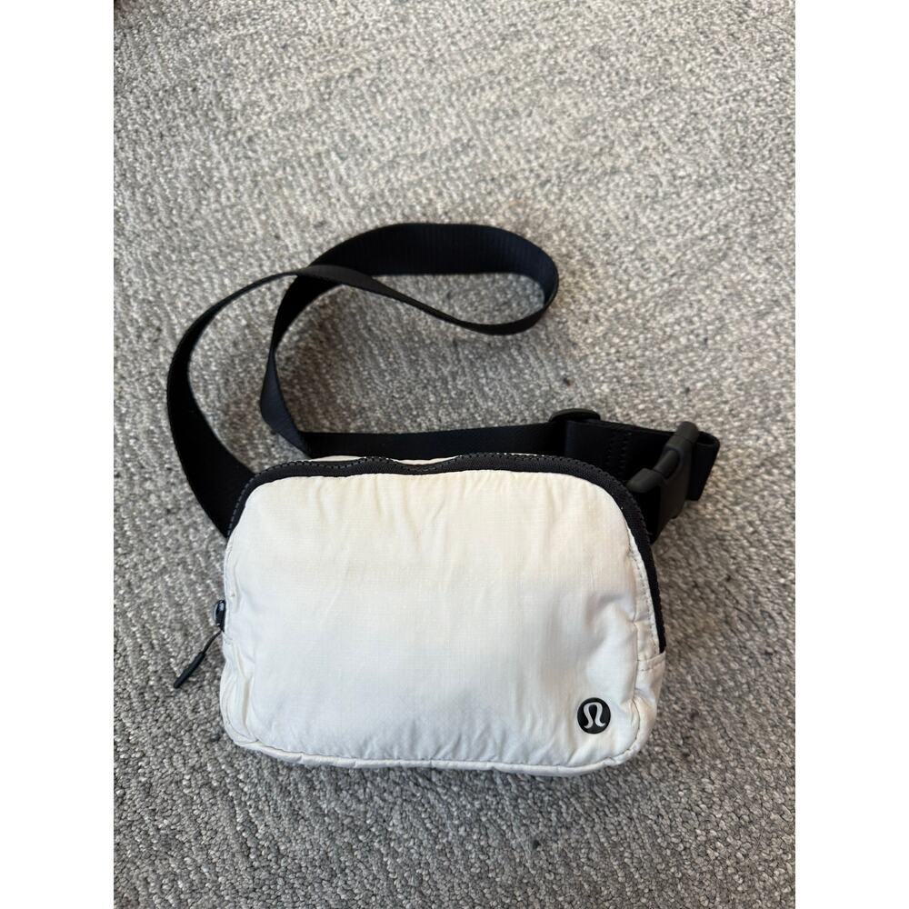 Lululemon Everywhere 
belt bag cream black light wear OS